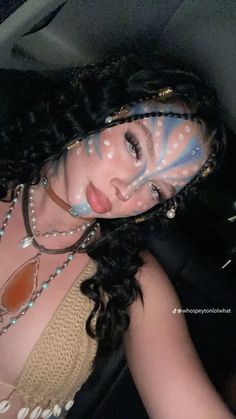 From Tiktok: Whospeytonlolwhat #halloween #avatar Halloween Costume With Face Paint, Neytiri Avatar Costume, Avatar Pandora Makeup, Navi Halloween Costume, Mexico Halloween Costumes, Easy Female Costumes, Halloween Baddie Aesthetic, Avatar Halloween Costumes Diy, Blacklight Halloween Costume