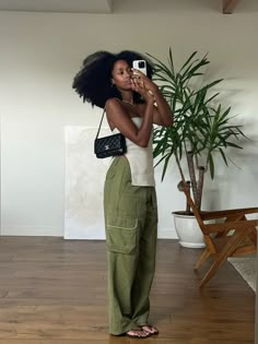 Summer Pant Outfits, Strappy Black Sandals, Pant Outfits, Linen Style Fashion, Linen Pants Outfit, Scrub Corpo, Summer Pants Outfits, Casual Outfit Inspiration, Effortless Outfit