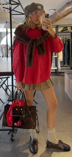 STREET STYLE 2024 FALL Preppy Modern Outfits, 2024 Winter Street Style, Christmas Outfits 2024, Christmas Fit Ideas, Street Style Runway, Nyfw 2024, Loud Outfits, Colorful Fall Outfits, European Outfits