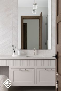 A warm & bright floating vanity with glass pulls and kerf line accents. White Ensuite, Modern Ensuite, Shaker Doors, Vanity Design, Ensuite Bathroom, Bathroom Goals, White Vanity, Floating Vanity, Cottage Design