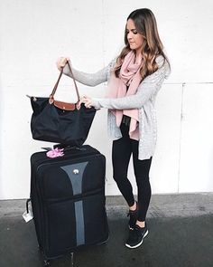 Casual Airport Outfit, Aeroplane Outfit, Airport Outfit Winter, Poppins Bag, Travel Outfit Spring, Travel Attire, Comfy Travel Outfit, Airplane Outfits, Fall Travel Outfit