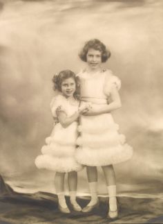 Royal Sisters...Princess Elizabeth (right) and Princess Margaret (left) 1939. Elizabeth And Margaret, Royal Pictures, Young Queen Elizabeth, Margaret Rose, 13 December, Rainha Elizabeth Ii, Reine Elizabeth Ii, Hm The Queen, Royal Family England