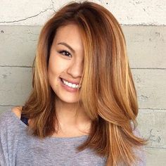 Gorgeous Long Bob Hairstyles for Round Face Shoulder Haircuts, Lob Haircut Layered, Bob Hairstyles For Round Face, Medium Haircuts, Thick Wavy Hair, Medium Layered, Famous Personalities, Lob Haircut, Medium Hairstyles