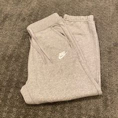 Brand New Nike Crop Standard Fit Sweat Pants Nike Loungewear Trousers, Jordan Clothes, Summer Wallpapers, Cropped Sweatpants, Cropped Cargo Pants, Nike Fit, Jordan Outfits, Cropped Joggers, Running Pants