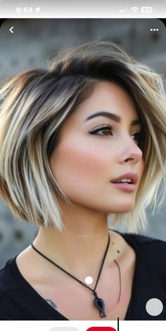 Bob And Highlights, Blond Hair Dark Underneath, Short Blonde Color Ideas, Short Bob Color Ideas, Hair Color Trends Short Hair, Short Highlighted Hairstyles, Short Bob Highlights, Shorter Blonde Hair, Jlo Short Hair