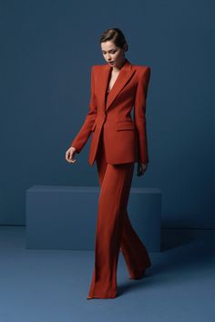 Combined with the technique of shaping, layering to create forms with strict standards for lines and proportions. The jacket, with its slim-fit neckline, single-breasted pairing with loose-fitting trousers, surpasses all standards of beauty stereotypes and represents the brand's boundless vision. material: Marocain Crepe  Marocain Crepe Fabric 27% Viscose  73% Silk  Lining 65% Acetate, 30% Silk, 5% Viscose  Recommend using a steam washing machine for LE KIEU's clothes. First, examine the washing Vestidos Dresses, Style Essence, Estilo Kardashian, Japanese Crepe, Japanese Crepes, Crepe Material, Mean Blvd, Crepe Blazer, Cropped Blazer