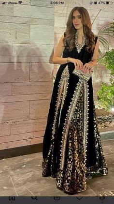 Kurti Anarkali, Shadi Dresses, Indian Kurti, Suit Salwar, Dresses Velvet, Velvet Dress Designs, Pakistani Wedding Outfits, Pakistani Dresses Casual, Pakistani Fancy Dresses