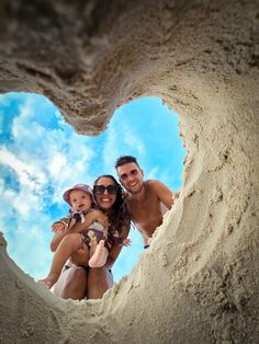 Idea For Beach Pictures, Beach Poses Family Of 3, Kids At The Beach Aesthetic, Beach Family Picture Ideas, Family Hawaii Photos, Beach Picture Ideas Family, Family Photo Ideas Beach, Family Beach Photos With Baby, Family Of 3 Photo Ideas Beach