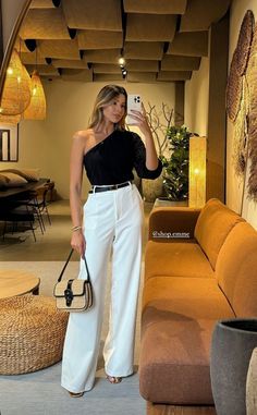 A calça pantalona é um item essencial do guarda roupas feminino, isso porque a elegância é algo inerente a peça, essa calça pode ser utilizada em diversas realidades, se você faz parte do estilo casual a pantalona será extremamente fashionista e confortável, se possuir o estilo elegante e clássico ela poderá ser composta de forma sofisticada. Essa peça tem muito valor agregado e pode ser utilizada inclusive em momentos mais formais, como grandes festas de casamento ou do ambiente coorporativo. Apenas fique atenta a barra da calça, ela deverá estar a um dedo do chão, portanto escolha o sapato com que irá utilizar a peça e faça o ajuste adequadamente. Fashion Wishlist, Looks Chic, Business Outfits, Playing Dress Up, Dress Codes, Spring Outfit, Work Outfit, Casual Chic, Casual Looks