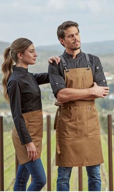 Coffee Shop Employee Outfit, Cafe Employee Outfit, Coffee Catering Set Up, Coffee Shop Uniform Ideas, Restaurant Uniforms Trendy, Waiter Uniform Design, Barista Uniform