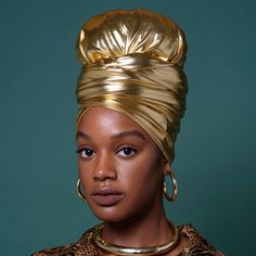 Améliorez votre look avec notre Au Headwrap doré métallisé. Conçu aussi bien pour les occasions spéciales que pour un usage quotidien, le bandeau extensible offre un accessoire luxueux et polyvalent pour toutes les tenues. Un choix exquis pour les femmes élégantes. Associez-le à votre petite robe noire préférée.

 Type de tissu: Tricot léger avec une face métallique. Extensible dans les quatre sens. Veuillez noter qu'il s'agit d'un matériau spandex et non de cuir véritable.

 Entretien : nettoyage des taches uniquement

 Détails: 95 % rayonne 5 % élasthanne (extensible dans 4 directions) ; 71" x 18" (la taille peut légèrement varier)

 Tous les bandeaux sont de grands foulards rectangulaires, fabriqués à la main à Austin, au Texas. Les tailles et la couleur peuvent légèrement varier en rai Gold Turban Headband For Party, Gold Turban Style Headband For Party, Adjustable Glamorous Gold Headpieces, Gold Headwrap Headband For Party, Adjustable Gold Headband For Party, Gold Fitted Headband For Party, Elegant Adjustable Gold Headband, Elegant Gold Headband For Evening, Elegant Gold Evening Headband