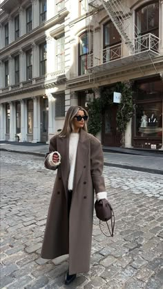 Old Money Autumn Outfits Women 2024: 25+ Ideas You Will LOVE 24 Euro Winter, London Outfits, Nyc Winter, Winter Overcoat, Winter Ootd, Long Overcoat, Long Coat Women