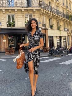 spring parisian dress outfit Style Chic Parisien, Style Parisian Chic, Parisian Summer, Parisienne Chic, Paris Chic, French Girl Style