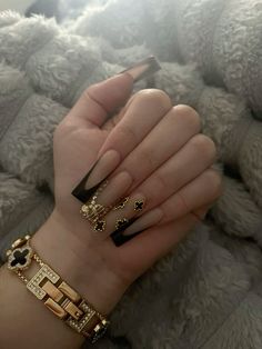 Nails Black And Gold Nail Inspo Acrylic, Black And Gold Bling Nails, Nails For 18th Birthday, Van Cleef Nails, Hood Nails, 18th Birthday Nails, Black Ponytail, Exotic Nails