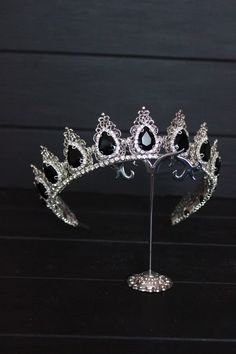 Black And Silver Crown, Black Quinceanera Theme, Black Crowns, Glittery Jewelry, Tiara Black, Walburga Black, Crowns And Tiaras, Fairy Headpiece, Bohemian Headpiece