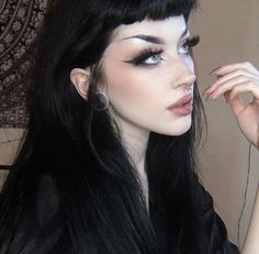 Summer Goth Makeup Looks, Dark Make Up Aesthetic, Everyday Goth Makeup Simple, Modern Goth Makeup, Summer Goth Makeup, Tumblr Grunge Makeup, Big Eyeliner Goth, Soft Alt Makeup, Elegant Goth Makeup