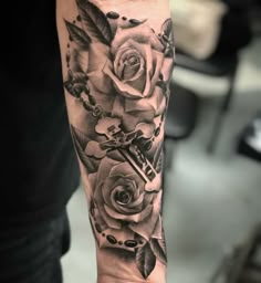 Tatuaje Rosario Rosary Rose Tattoo, Rosary With Roses Tattoo, Rosary Forearm Tattoo, Roses And Rosary Tattoo, Rose Rosary Tattoo, Rosario Tattoo Design, Rose And Rosary Tattoo