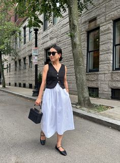 Petite summer outfits - 4 ways to style a white midi skirt White Midi Skirt Outfit, Dress With Shirt Underneath, Cotton Skirt Outfit, Petite Summer Outfits, Midi Skirt Outfits Summer, Midi Outfits, Skirt Outfit Summer, Midi Skirts Style, Midi Skirts Summer