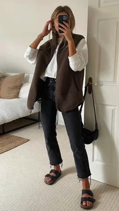 Work Birkenstock Outfit, Minimal Sweater Outfit, Vivian Audi Fall Outfits, Cute Casual Sneaker Outfits, Office Looks 2023, White Summer Suits Women, Luxe Leisure Style, 90s Mom Style Outfit, Long Waisted Outfits