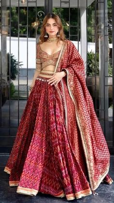 Outfit Layout Ideas, Bridesmaid Dress Ideas, Beautiful Lehenga, Lehenga Design, Lehenga Designs Simple, Indian Bride Outfits