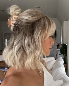 Short Platinum Blonde Hair, Summer Waves, Short Hair Balayage, Platinum Blonde Hair, Penteado Cabelo Curto, Short Hair Haircuts, Short Blonde Hair