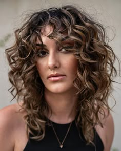 Mid-Length Layered Hair Curly Wolf Cut, Curly Angled Bobs, Curly Hairstyle Ideas, Layered Curly Haircuts, Curly Hair Ideas, Curly Lob, Fine Curly Hair