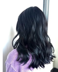 Shoulder Black Hair, Black Mid Hair Length Styles, Mid Length Black Hairstyles, Dark Black Hair Medium Length, Medium Length Haircut For Black Hair, Black Mid Length Hair With Layers, Jet Black Hair Mid Length, Black Hair Haircut Medium, Mid Length Black Hair With Layers