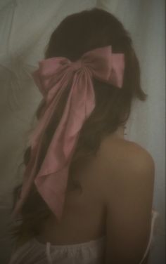 Girl with brown wavy hair and a big silky pink bowl on it, she’s in front of a vintage sheet and has a vintage white nightgown Romantic Hairstyles, Bow Hairstyle, Clip Hairstyles, Ribbon Hairstyle, Hair Ribbons, Christmas Hairstyles, Bow Hair Accessories, Hair Ribbon, Hair Pictures