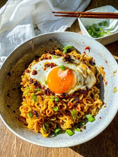 Chili oil instant ramen topped with fried egg and diced green onions, served in a white bowl. On the side is a bowl of diced green onions with chopsticks laid on top. Ramen is made within 10 minutes. Chili Oil Dishes, Chili Oil Ramen Recipe, Chili Crisp Ramen, Ramen With Chili Oil, Chili Ramen Noodle Recipes, Ramen Chili Oil, Chili Oil Ramen Noodles, Chili Oil Uses, Recipes With Chili Oil