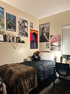 Room Move Around Ideas, Urban Dorm Room Ideas, Modern Asian Bedroom Ideas, Bedroom Ideas Grown Woman, Room Inspiration Cheap, Room Ideas Organized, Room Inspo With Black Furniture, Dark Themed Room Aesthetic, Curtain Closet Doors Aesthetic