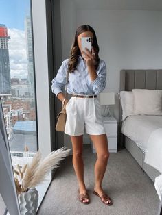 Look Shorts Branco, Looks Com Short, Jean Short Outfits, Expensive Clothes, Stylish Skirts, Dress Appropriately, Tailored Shorts, Style Inspiration Summer, Pinterest Outfits