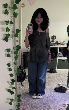 How To Style A Dark Green Shirt, Fit Ideas Grunge, Grade 9 Outfits, School Core Outfits, Alt First Day Of School Outfit, Femmasc Outfit, Grunge Outfits Simple, Normal Outfits Simple