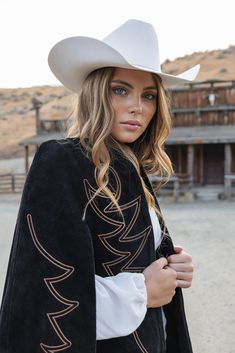 Fringe Outfits Western, Native Western Fashion, Western Costumes Women, Equestrian Chic Outfits, Vintage Western Womens Fashion, Elevated Cowgirl Outfit, Fancy Western Outfits Women, Western High Fashion, Classic Cowgirl Outfit