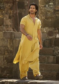 happy Pathani Suit, Mens Traditional Wear, Wedding Kurta For Men, Pakistani Formal Dresses, Kurta Men, Mens Kurta Designs, Kurta Style, Indian Men Fashion, Shahid Kapoor