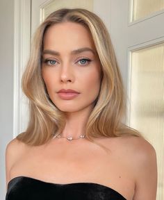 Margot Robbie Hair, Bridesmaid Hair Makeup, Braut Make-up, Blonde Hair Inspiration, Bride Makeup, Bridal Hair And Makeup, Wedding Hair And Makeup, Margot Robbie