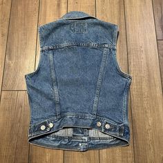 Vintage women’s made in USA denim boho vest. 

Tag looks like it says small. Refer to measurements photo. 

Good condition. 

See photos for details and approximate measurements. 

Reach out with any questions. 

Thanks for shopping!

#boho
#90s
#denim
#denimvest Boho Vest, 90s Denim, Vintage Women, Denim Vest, Women's Vest, Womens Vest, See Photo, Vintage Ladies, Made In Usa