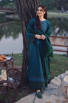 #hania #haniaamir Hania Amir Dresses, Aesthetic Saree, Modest Casual, Pakistani Women, Pakistani Women Dresses, Wedding Jewelry Sets Bridal Jewellery, Hania Amir, Neck Designs For Suits, Winter Bear