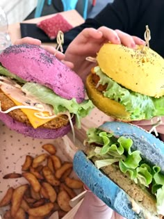 Color burger tasty food lunch meal vegan kitchen veganfood Vegan Burger Aesthetic, Spongebob Wedding, Coral Reef Aesthetic, Reef Aesthetic, Colorful Burger, Beach Cat, Spongebob Party, Pink Food, Menu Food