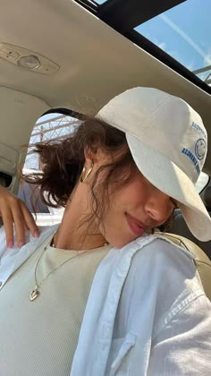 Tan Cap Outfits For Women, Cute Cap Outfits, Hairstyles Hat Baseball, Hairstyle With A Hat Baseball Caps, Baseball Hats With Curly Hair, Hat Outfits Aesthetic, Curly Hair Visor Hairstyles, Baseball Hat Pictures Instagram, Cute Hats Summer