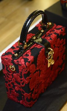 Handbag Heaven, Beautiful Handbags, Dolce E Gabbana, Limes, Cute Bags, Arm Candy, Louis Vuitton Speedy Bag, Beautiful Bags, Clutch Handbag