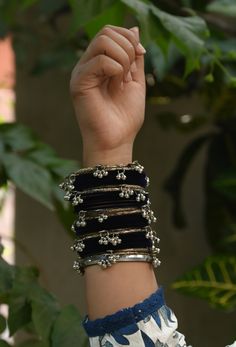 Oxidised Jewellery Bangles, Big Bangles, Statement Jewelry Outfit, Desi Things, Jewelry Room, Junk Jewellery, Junk Jewelry, Glass Bangles