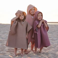 Material: 100% cotton Premium Waffle - its honeycomb-like surface structure immediately catches the eye, is soft to the touch, but also durable and robust to withstand the child's daily adventures. Size: Approx. 60 x 60 cm Color: Taupe Brown Safety and Quality: Our hooded kids ponchos are made from premium Oeko-Tex Standard 100 (one of the world's best-known labels for textiles tested for harmful substances) waffle cotton fabric - with an amazing 3D texture and super soft to the touch. *Please n Swim Clothes, Organic Detergent, Kids Hooded Towels, Kids Poncho, Beach Bath, Swimming Outfit, 3d Texture, New Baby Gift, Hooded Towel