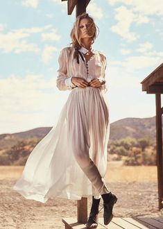 Toni Garrn in “Prairie Rose” photographed by Norman Jean Roy | Porter Magazine, Spring 2015 Norman Jean Roy, Prairie Rose, Porter Magazine, Stile Boho Chic, Wilde Westen, Toni Garrn, Boho Cowgirl, Estilo Hippie, Boho Chic Outfits