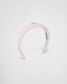 This refined and modern headband with a minimalist design is made of innovative Re-Nylon. The enameled metal triangle logo stands out on this accessory, giving it an iconic note. Prada Headband, Pink Prada, Gold Headband, White Headband, Triangle Logo, Fashion Hair Accessories, Nylon Headbands, Design Minimalista, Stylish Fashion