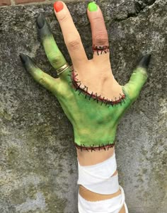 The Bride Of Frankenstein Makeup, Hand Makeup Halloween, Diy Bride Of Frankenstein Makeup, Lady Frankenstein Makeup, Frankensteins Bride Make Up, Frankenstein Women Costume, Diy Frankenstein Costume Men, Female Frankenstein Makeup, Cool Sfx Makeup Ideas