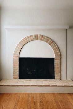 tile arch above fireplace Fireplace Tile Ideas, Cosy Fireplace, Fireplace Tile Surround, Cle Tile, Fireplace Remodel, Up House, Fireplace Tile