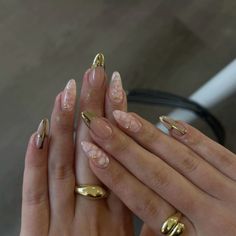 Cute Simple Gold Nails, Cozy Colors, Fall Nail Ideas, Chrome Nails Designs, Gold Nail, Classy Acrylic Nails, Cute Gel Nails, Nail Art Ideas, Fall Nail