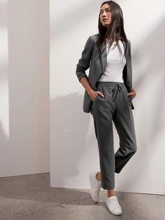 Petite Slim Seersucker Pant | Banana Republic Intern Fits, Office Athleisure, Androgynous Fashion Women, Modest Street Fashion, Summer Workout Outfits, Job Interview Outfit, Egypt Fashion, Summer Office Outfits, Dimensional Color