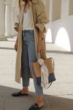 Trenchcoat Outfit, Gucci Princetown, Parisienne Style, Style Parisienne, Trench Coat Outfit, Coat Outfit, Pullover Outfit, Coat Outfits