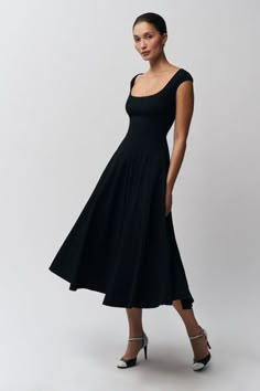 Long Drees Women, Classic Black Dress Vintage, 40s Black Dress, Liza Miller Outfits Younger, Hourglass Dress Classy, Modest Dance Outfits, Elegant Black Dresses Classy, Black A Line Dress Outfit, Office Siren Dress